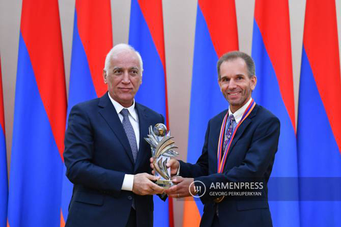 Вице-президент IBM Леон Сток награжден госпремией Армении за глобальный вклад в сферу ИТ