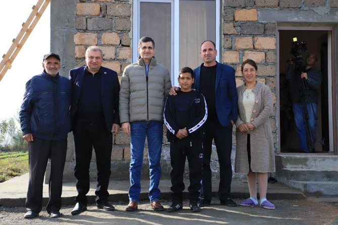 Компания VivaCell помогла семье из села Мргастан переселиться в новый каменный дом 