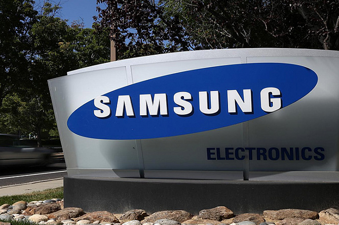 Samsung представила безрамочный смартфон с дырявым дисплеем