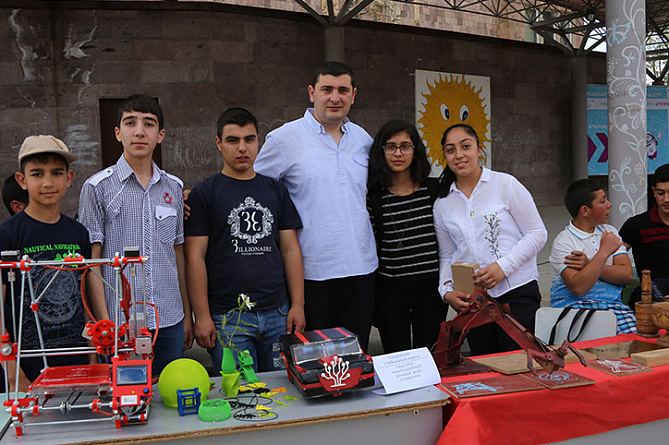 Роботы и трехмерные модели: в Армения прошла выставка работ учеников инженерных лабораторий ArMath 