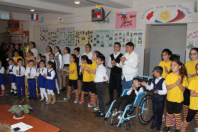 Beeline открыл в Арагацотнской области Армении "Уголки развития детей" 