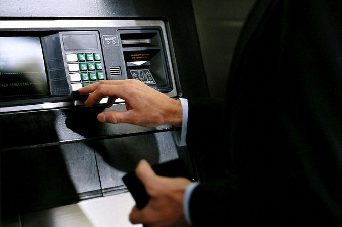 Кибергруппировка Hidden Cobra заставила банкоматы "выплевывать" деньги