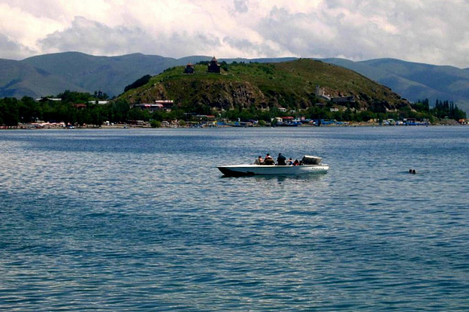Стартап-хакатон в палатках пройдет летом на берегу армянского озера Севан