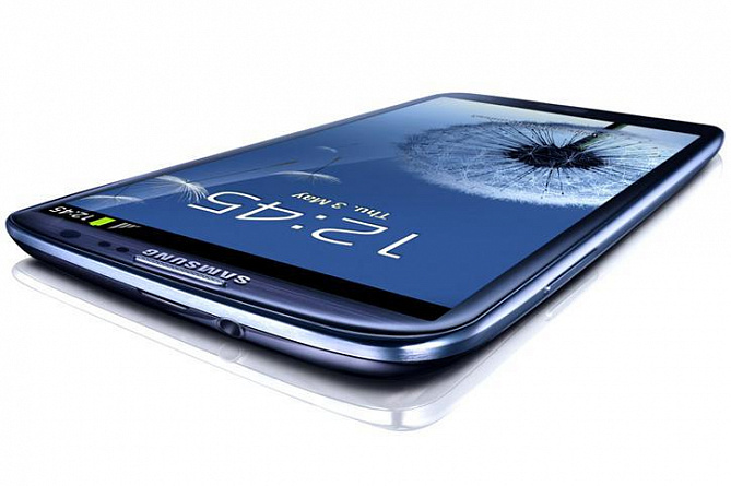 Мониторы от Samsung отныне будут заряжать смартфоны без проводов