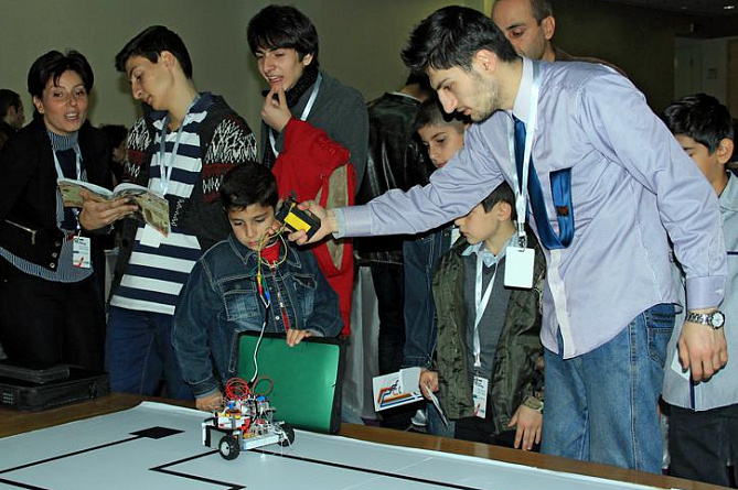 Команда «Синус» ереванской школы «Айб» стала победителем первенства «Робот, следующий по линии»