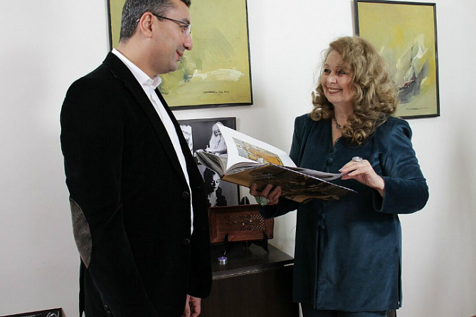 Гендиректор армянского «Ростелекома» посетил известную телеведущую в рамках стартовавшей акции для женщин
