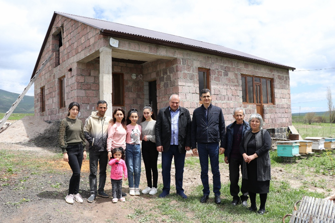 Из 110-летней землянки в новый дом: при Viva-MTS завершено строительство дома для многодетной семьи в селе Зовабер 
