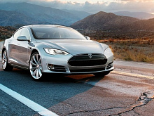 Компания Tesla летом представит беспилотное такси