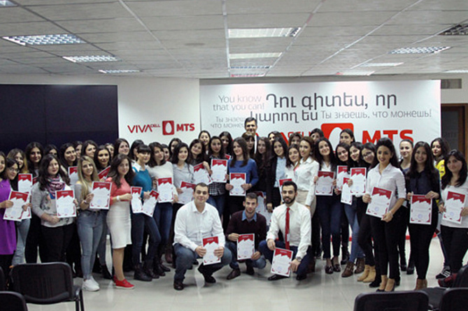 VivaCell-MTS вручил сертификаты армянским студентам по программе "Школа продаж и обслуживания"