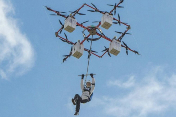 В Латвии прыжок парашютиста с дрона сняли на видео 